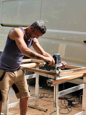 Herr Limani bei der Sanierung eines Holzfensters